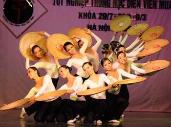 Special art performance to raise funds for poor people to welcome Tet